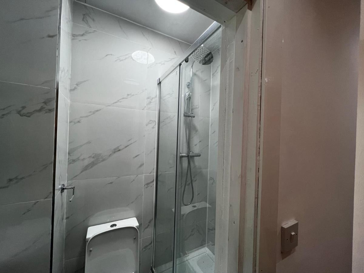 Good Priced Single Rooms In Sherperds Bush London Exterior photo