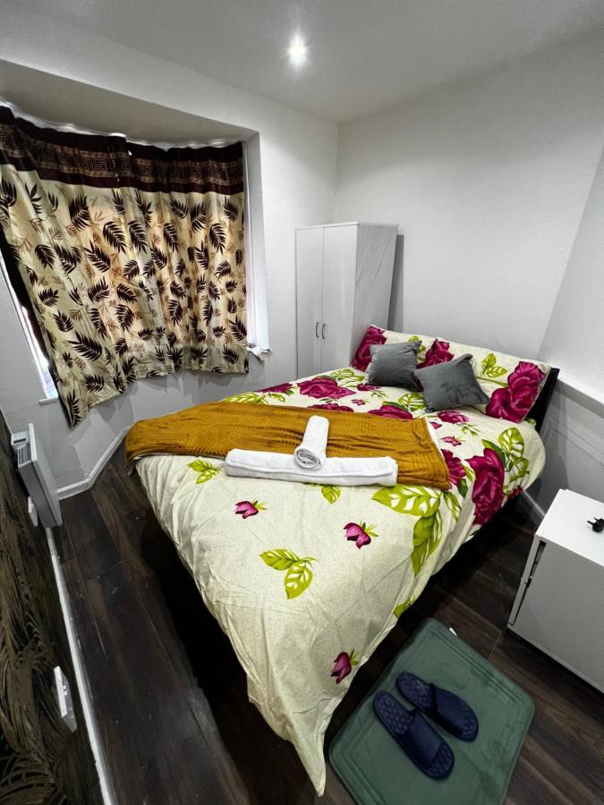 Good Priced Single Rooms In Sherperds Bush London Exterior photo